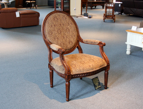 520 Traditional Showood Accent Chair